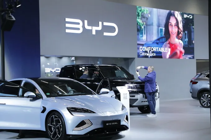 BYD 차량과 브랜드 디스플레이가 배치된 전시 공간
